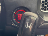 【Hondaスマートキー】カバンやポケットに入れたままでもドアの施錠・解錠が可能なスマートキーを装備。エンジンのオン・オフ時もカギを取り出す必要が無いからとっても便利です♪