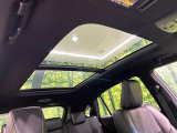 【サンルーフ】開放感たっぷりの希少装備、サンルーフが装着されています!車内に明かりを取り入れたり景色を楽しむ以外にも、車内の空気も簡単に換気できて快適です!