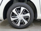 タイヤサイズは185/60R15になります。樹脂フルキャップのスティールホイールです。