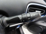 スイッチをオートに設定しておけば、車外の明るさに応じて自動的にヘッドランプを点灯・消灯します。夕暮れ時やトンネルの続く山道などを走行する時に便利なコンライトを装備しています。