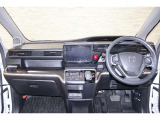 操作性に優れた運転席となります!小物入れや各ボタンの配置にこだわり、使いやすいです!座り心地もよく視認性も良好なのでロングドライブもお任せ下さい!