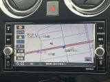 ナビ付きです。目的地を設定すれば、初めての場所でも簡単に行くことが出来ます。(音楽だって聴けちゃいます。)今や欠かせないアイテムですね。カーナビと共に楽しいカーライフを送って下さい(^0^)