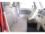 ベンチシートなので、左右どちらのドアからも乗り降りが可能ですので、狭い駐車場や縦列駐車をした際などに役立ちます!