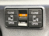 【両側パワースライドドア】スマートキーや運転席のスイッチで後席両側スライドドアの開閉が可能♪電動だから力を入れてドアを開ける必要が無く、小さなお子様でも簡単に開け閉めでき快適です♪