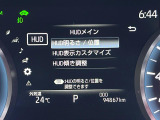 【カラーヘッドアップディスプレイ】現在の速度や走行情報をデジタル表示で運転席前方のガラスに投影!カラー付きで視認性も高く、運転中目線をずらさず必要な情報を確認できるのでとっても便利で安心!