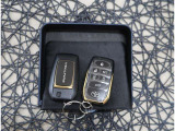 【スマートキー】キーをバッグやポケットに入れたままでもドアロックの開閉が出来るほか、エンジンキーを挿さなくてもエンジンスタートストップが出来ます。