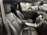 運転席の画像です。足元やシートまわりに余裕があり、リラックスした姿勢で運転が可能です。視界も良好で操作系へのアクセスもしやすく、快適で安心感のあるドライブをサポートします。