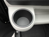 カップホルダーは運転席や助手席からちょうど手の届く位置です!!
