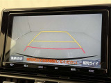後方の見える安心をお届けするバックガイドモニター付:バックするときのアシストラインもあって楽々バック!車庫入れや縦列駐車をサポートし、苦手な駐車も安心です!今やもう手放せない装備ですネ♪