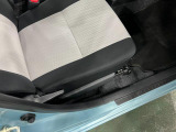 痛みの出やすい運転席シートの角、フロアマット、座面、ともに良好です