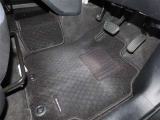 内装工程では、中古車を気持ちよくお乗りいただけるよう清掃しております。