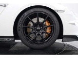 専用20インチアルミ鍛造ホイール(NISMOレーシングブラック)を装着。軽量化と剛性を両立したRAYS製ホイールが、足元から力強い印象を放っております。