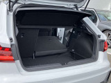 開口部が低く設定されているので、荷物の積み下ろしがスムーズに行えます。更に分割可倒式リアシートの採用でシートのバックレストを倒すと、大きく長い荷物も積み込めます。