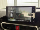 【バックガイドモニター】車両後方の映像をナビ画面に表示し、駐車などの後退操作をサポートします。