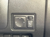 【電動格納ミラー】サイドミラーは電動格納式となっており、狭い駐車場でもキズがつくリスクを抑えられます。
