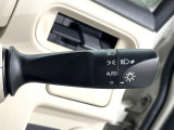 【オートライト】周りの明るさに応じて自動でヘッドライトの点灯・消灯ができる機能です!ライトの付け忘れ・消し忘れなどが無くなり、雨の日や夕方の走行も安心!トンネル通過時も便利ですね♪