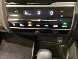 オートエアコンがついてますので、簡単操作で快適に過ごせます。リア熱線のスイッチの中に、雪道に対応したサイドミラーヒーターも入っています。