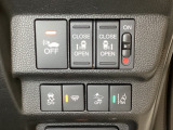両側電動スライドドアは運転席から操作ができるよう、操作スイッチが付いています。Hondaセンシング用のVSA(ABS+TCS+横滑り抑制)解除と路外逸脱抑制機能などのスイッチもあります。