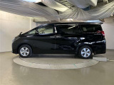 助手席側は電動スライドドアになってます。運転席やキーのリモコンで開閉できるので手が塞がっていても楽に積み降ろし出来ますよ。