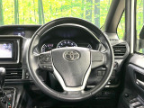 【純正革巻きステアリング】上質な革を使用することで、手にしっかり馴染みとても運転しやすいハンドルです♪