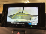 リバースギアに入れるだけで後方の表示へ切り替わります。夜間や雨の日の駐車も楽になりますよ。