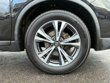 大迫力の18インチアルミホイール。サイズは225/60R18。