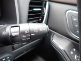 ハイビームアシスト機能が装備されており対向車が接近すると自動的にロービームに切り替えてくれる便利な機能になっております♪