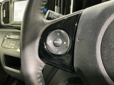 ステアリングにオーディオ操作スイッチが付いています。オーディオ画面に直接タッチしなくても操作が出来ますので、運転に集中できます。