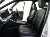 高いホールド性で運転姿勢が安定します。長距離ドライブでも疲れにくいのが魅力です。快適なドライビングライフをお送りください♪