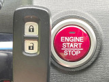 【Hondaスマートキー】カバンやポケットに入れたままでもドアの施錠・解錠が可能なスマートキーを装備。エンジンのオン・オフ時もカギを取り出す必要が無いからとっても便利です♪