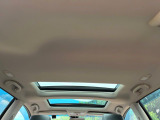 【ガラスルーフ】ガラスルーフ搭載で車内の解放感が一気にアップ!開放的なドライブをお楽しみいただけます。
