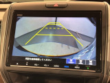 リバースギアに入れるだけで後方の表示へ切り替わります。夜間や雨の日の駐車も楽になりますよ。