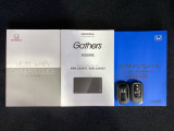 スマートキーは鍵をバッグに入れたままでもドアロックの開閉やエンジンのON・OFFができます。夜間や雨の日も鍵を探さなくて良いので便利です。