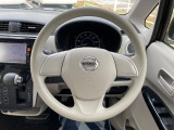 インテリアに合わせたデザインのステアリングは、運転される方のことも考え、運転しやすい形状、大きさです。是非一度、実際に触ってお確かめください。