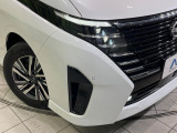 【LEDヘッドライト】悪天候や夜間走行時も良好な視界を確保し安心して運転できる高輝度LEDヘッドライトを装備!点灯速度が早く、消費電力も抑えられています。