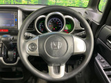 インテリアに合わせたデザインのステアリングは、運転される方のことも考え、運転しやすい形状、大きさです。是非一度、実際に触ってお確かめください。