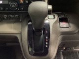 CVT車のセレクトレバーです。低速から高速まで、変速ショックのないスムーズな走りと、エンジン効率のよい領域を維持して燃費にも貢献します。サイドブレーキはスイッチ操作の電子制御パーキングブレーキです。