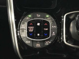 左右独立温度コントロールフルオートエアコンです。運転席、助手席それぞれで独立して温度設定ができます。