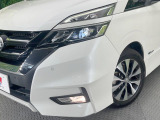 【LEDヘッドライト】悪天候や夜間走行時も良好な視界を確保し安心して運転できる高輝度LEDヘッドライトを装備!点灯速度が早く、消費電力も抑えられています。