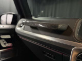 カーボンのインテリアトリムがスポーティーな室内空間を演出しています。