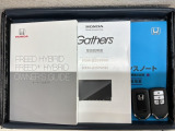 スマートキーは鍵をバッグに入れたままでもドアロックの開閉やエンジンのON・OFFができます。夜間や雨の日も鍵を探さなくて良いので便利です。