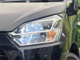 【LEDヘッドライト】悪天候や夜間走行時も良好な視界を確保し安心して運転できる高輝度LEDヘッドライトを装備!点灯速度が早く、消費電力も抑えられています。