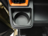 カップホルダーは運転席や助手席からちょうど手の届く位置です!!