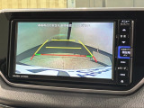 リバースギアに入れるだけで後方の表示へ切り替わります。夜間や雨の日の駐車も楽になりますよ。