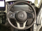 ハンドルにHondaセンシング系のクルーズコントロールやレーンキープアシストなどのスイッチと、オーディオの操作スイッチが装備されています。ハンドルから手を離さず安全に操作できます。