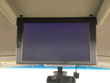 【後席用プルダウンモニター】後ろに乗車している人を飽きさせません♪ テレビやDVDビデオを見ながら楽しいドライブを♪使わない時は格納できますので、ジャマになる事もありません♪