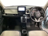 車内は光触媒抗菌消臭施工済です。インパネ周りはスタイリッシュなデザインで機能や装備も充実しています。グローブボックスやカップホルダーのほかにトレーなどたくさんの収納スペースが付いています。