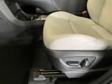 パワーシート搭載。微妙な調整が手軽にでき、ピッタリなポジションで運転することが可能です。