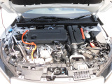 2.0L 直噴エンジンを搭載しています。2モーターハイブリッドシステムとの組み合わせで、滑らかな走り出しとパワフルな加速を実現しています。「走る歓び」を体感していただけます。