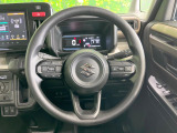 インテリアに合わせたデザインのステアリングは、運転される方のことも考え、運転しやすい形状、大きさです。是非一度、実際に触ってお確かめください。